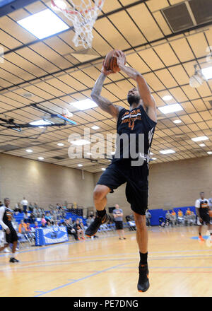 Tyson Chandler, Phoenix Suns Center, führte am 5. November 2015 während einer Übungsdemonstration auf der Luke Air Force Base, Arizona, eine Lay-up durch. Die Veranstaltung engagierte die Community, stellte die Operationen der Air Force vor und beinhaltete den F-35A Lightning II Multirole Stealth Fighter Squadron, der von der 62nd Fighter Squadron mit Pratt & Whitney F135-Motor betrieben wurde und die Einsatzfähigkeit demonstrierte. Die Staffel der 56. Truppenstützungs- und Sicherheitskräfte sorgten für die Koordinierung und Sicherheit der Teilnehmer und Zuschauer. Stockfoto