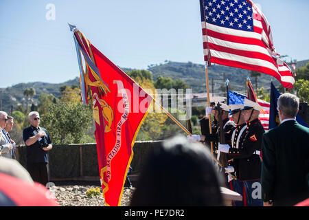 Die Marine Corps Flag wird am 6. November 2015 an Bord von Camp Pendleton in Kalifornien abgesenkt, während die Marines' Hymn während einer Zeremonie zu Ehren von Mitgliedern des 2. Bataillons, 1. Marine Regiments, die im Vietnamkrieg gestorben sind, spielt. Gedenktafeln mit den Namen der Gefallenen wurden im Camp Horno Memorial Garden geweiht. Die Zeremonie hebt Traditionen, Respekt, das Erbe des Marinekorps, militärische Ehren, aktive Dienstbeteiligung, Beteiligung von Veteranen, Gedenken und die Rolle der 13. EU bei der Wahrung von Vermächtnissen und beruflichen Werten. Stockfoto