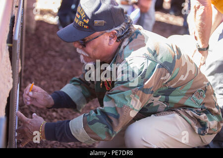 In Camp Pendleton, Kalifornien, werden Mitglieder des 2. Bataillons, 1. Marine-Regiments geehrt, die während des Vietnamkrieges starben. Die Gedenktafeln im Camp Horno Memorial Garden tragen die Namen der Gefallenen. Marines und Veteranen nehmen an Gedenkveranstaltungen teil, um Respekt zu erweisen und an Dienst und Opfer zu erinnern. Die Veranstaltung stärkt die militärische Tradition, Gedenkpraktiken und zeremonielle Beobachtungen innerhalb des U.S. Marine Corps, einschließlich des Engagements von Einheitspersonal und Veteranen. Stockfoto