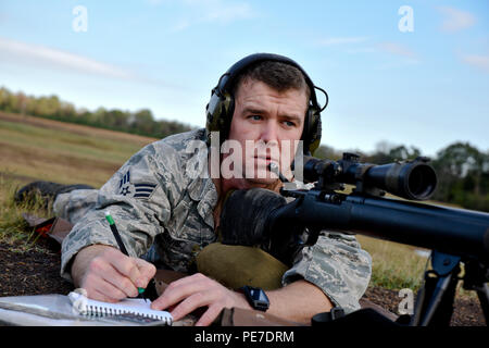 Senior Airman Evan Smith der 188 Sicherheitskräfte Squadron, die Daten seiner vorhergehenden Schuss Nov. 6, 2015, während der bekannte Strecke Sniper und erweiterte Designated marksman Qualifikation am Fort Chaffee gemeinsame Manöver Training Center, Arche 188 SFS-Mitglieder über die M24-Gewehr auf ausgewiesenen Strecken von 100, 300, 400 und 500 Yards qualifiziert und mit bewegliche Ziele bekämpfen Bereitschaft und Effizienz als Scharfschützen zu erhalten. (U.S. Air National Guard Foto vom Kapitän Holli Nelson) Stockfoto