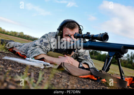 Senior Airman Evan Smith der 188 Sicherheitskräfte Squadron, schaut die Sehenswürdigkeiten seiner M24 Gewehr sein Ziel auf Null Nov. 6, 2015, während der bekannte Strecke Sniper und erweiterte Designated marksman Qualifikation am Fort Chaffee gemeinsame Manöver Training Center, Arche 188 SFS-Mitglieder über die M24-Gewehr auf ausgewiesenen Strecken von 100, 300, 400 und 500 Yards qualifiziert und mit bewegliche Ziele bekämpfen Bereitschaft und Effizienz als Scharfschützen zu erhalten. (U.S. Air National Guard Foto vom Kapitän Holli Nelson) Stockfoto