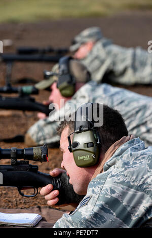 Mitglieder der 188 Sicherheitskräfte Squadron bereit, ihre Waffen während bekannte Strecke Sniper und erweiterte Designated marksman Qualifikation Nov. 6, 2015, am Fort Chaffee gemeinsame Manöver Training Center, Arche. Die 188 SFS-Mitglieder über die M24-Gewehr auf ausgewiesenen Strecken von 100, 300, 400 und 500 Yards qualifiziert und mit bewegliche Ziele bekämpfen Bereitschaft und Effizienz als Scharfschützen zu erhalten. (U.S. Air National Guard Foto vom Kapitän Holli Nelson) Stockfoto