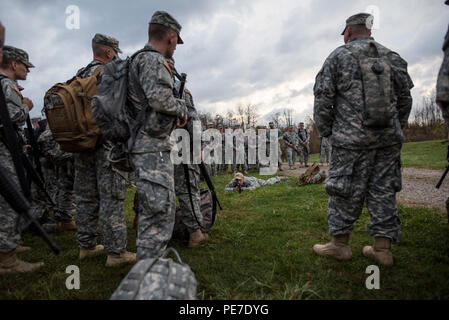 Staff Sgt. Chris Kizanis, der Boise State University, Idaho, U.S. Army Reserve Treffsicherheit Teammitglied, gibt Anweisungen, um eine Gruppe von Soldaten von militärpolizei und Unteroffizier Einheiten vor dem Brand an einem Bekannten - Reichweite während einer mehrtägigen Schulungsveranstaltung im Camp Atterbury, Ind., Nov. 6 gehostet wird. Die 384 Militärpolizei Bataillon, in Fort Wayne, Ind., organisierte eine dreitägige Reihe und Feld Übungen, an denen mehr als 550 US-Armee Reservisten und acht verschiedene Waffensysteme, Bekämpfung der Patrouillen und einem Gewehr Treffsicherheit Wettbewerb im Camp Atterbury, In Stockfoto