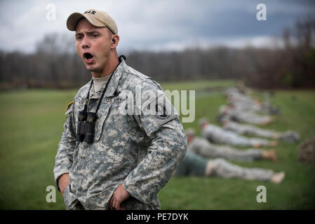 Staff Sgt. Chris Kizanis, der Boise State University, Idaho, U.S. Army Reserve Treffsicherheit Team Kursleiter, schreit Befehle an einer Gruppe von US-Armee Reservisten von militärpolizei und Unteroffizier Einheiten, wie sie Gewehre an einem Bekannten - Abstand Qualifikation während einer mehrtägigen Schulungsveranstaltung im Camp Atterbury, Ind., Nov. 6 gehostet wird. Die 384 Militärpolizei Bataillon, in Fort Wayne, Ind., organisierte eine dreitägige Reihe und Feld Übungen, an denen mehr als 550 US-Armee Reservisten und acht verschiedene Waffensysteme, Bekämpfung der Patrouillen und einem Gewehr marksmanshi Stockfoto