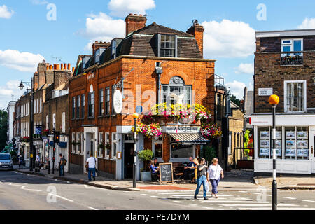 Kunden trinken außerhalb des historischen Angel Inn in Highgate, London, UK während einer Hitzewelle Stockfoto