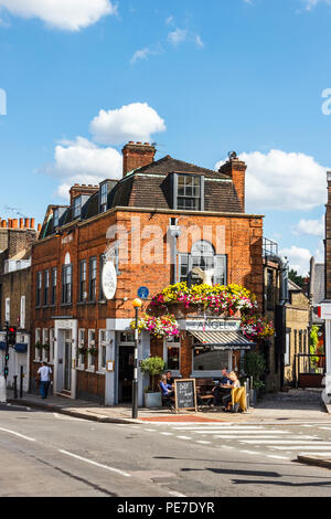 Kunden trinken außerhalb des historischen Angel Inn in Highgate, London, UK während einer Hitzewelle Stockfoto