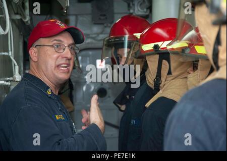 151105-N-HP 061-015 INDISCHER OZEAN (Nov. 5, 2015) Senior Chief Schäden Controlman David Mayfield führt Training während einer Beschädigung Kontrolle an Bord Wasp-Klasse amphibisches Schiff USS Essex (LHD2). Essex ist das Flaggschiff der Essex amphibische Gruppe und bereit, mit der begonnen 15 Marine Expeditionary Unit (15 MEU), läuft derzeit in den USA 7 Flotte Verantwortungsbereich. (U.S. Marine Foto von Mass Communication Specialist 2. Klasse Donavan K. Patubo/Freigegeben) Stockfoto