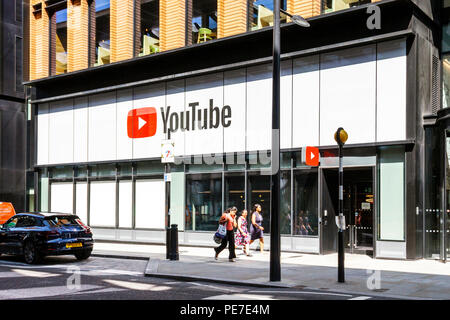 Drei Frauen vorbei gehen. Er YouTube Raum Gebäude in Pancras Road, King's Cross, London, UK Stockfoto