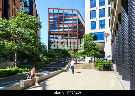 Pancras Square, den neuen öffentlichen Platz in King's Cross, London, UK, an einem heißen Sommertag Stockfoto