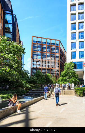 Pancras Square, den neuen öffentlichen Platz in King's Cross, London, UK, an einem heißen Sommertag Stockfoto