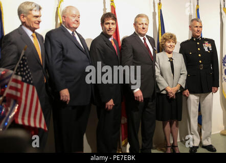 (Von links nach rechts) Senator William Cassidy, Richter Patrick Donovan, Kongressabgeordnete Garret Gräber, Sgt. Kenneth A. Altazan, Marcy Altazan und Generalleutnant Rex C. McMillian posieren für ein Foto während der Sgt. Altazan des Navy Cross Medal Verleihung an Bord der USS Kidd Veterans Museum, Baton Rouge, La., Okt. 13, 2015. Altazan erhielt die Marine Kreuz Medaille zusätzlich zu den Silver Star Medal für seine Bemühungen und Tapferkeit während des Vietnam Krieges angezeigt. (U.s. Marine Corps Foto von Corporal Ian Ferro) Stockfoto