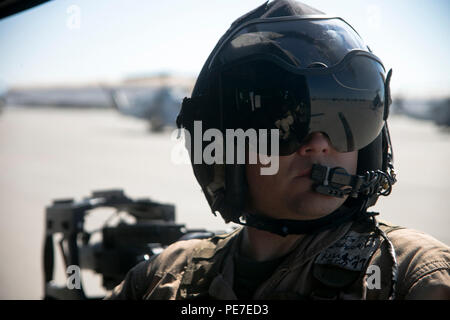 Us Marine Corps Staff Sgt. Woods Pepperman mit Marine Light Attack Helicopter Squadron 369 (HMLA-369), UH-1Y Venom Crew Chief bereitet sich auf den Start vor der Durchführung Forward Air Controller (Airborne) Training in der Nähe von Yuma, Ariz., Okt. 14, 2015. Diese Übung ist Teil der Waffen und Taktiken Kursleiter (WTI) 1-16, 7 Woche Training Veranstaltung, die Marine Aviation Waffen und Taktiken Squadron (MAWTS-1) Kader, die betriebliche Integration der sechs Funktionen des Marine Corps Luftfahrt, bei der Unterstützung einer Marine Air Ground Task Force betont gehostet werden. MAWTS-1 bietet standardisierte Advanced Tactical t Stockfoto