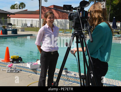 151008-N-TI 693-017 NAVAL SUPPORT ACTIVITY PANAMA CITY Fla (Okt. 2010) 8, 2015) Kinsey Naud, ein Elektroingenieur mit dem Naval Surface Warfare Center Panama City Division (NSWC PCD), durchläuft eine Kamera Interview mit News Channel 7 WJHG in Panama City Brianna DiPilato. Das Interview wurde für eine Nachrichten Geschichte über NSWC PCD der Stammzellen (Wissenschaft, Technologie, Ingenieurwesen und Mathematik) Outreach Programm mit einem System namens SeaPerch. (U.S. Marine Foto von Mass Communication Specialist 2. Klasse Fred Grau IV/Freigegeben) Stockfoto