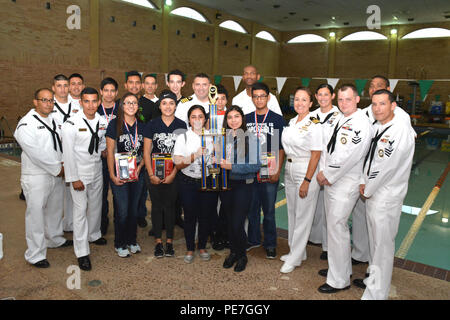 EDINBURG, Texas (9. Oktober 2015) Kommandierender Offizier Captain George Perez Trident Training Facility, Kings Bay, Ga., und Matrosen Navy Recruiting District San Antonio posieren mit Studenten der PSJA Südwesten frühen College High School Pharr, Texas, die erste Platz in der US Navy geförderte SeaPerch Wettbewerb auf der 2015 Hispanic Engineering, Wissenschaft und Technologie Woche (HESTEC) auf dem Campus der University of Texas-Rio Grande Valley (UTRGV) gewonnen.  Fünfunddreißig High-School-Teams traten an der Veranstaltung die darin bestand, ein Unterwasser-Hindernis-Parcours, Ring Pick-up und eine Anzeige presentatio Stockfoto