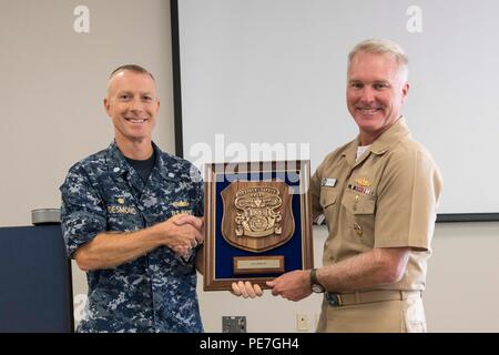 SAN DIEGO (Okt. 2010) 14, 2015) Vice Adm. Tom Rowden, Commander, Naval Surface Force, US Pacific Fleet (SURFPAC), rechts, stellt der Chef der Naval Operations (CNO), Cmdr. Michael S. Desmond, Executive Officer, Littoral Combat Ship (LCS) Crew 103. Die Auszeichnung wurde für die SURFPAC, Littoral Combat Kriegsführung Kategorie vergeben, Geschäftsjahr 2014, und anerkannt hervorragende Beiträge der Crew zu Flotte Bereitschaft, Effizienz und wirtschaftliche Nutzung der Ressourcen durch Sicherheit. (U.S. Marine Foto von Mass Communication Specialist 2. Klasse Phil Ladouceur/Freigegeben) Stockfoto