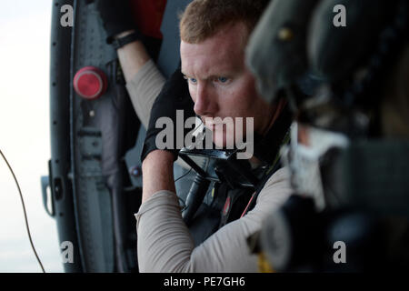 151014-N-DN 943-103 arabischen Golf (Okt. 2010) 14, 2015) Naval Aircrewman (Hubschrauber) 2. Klasse Christopher Fred, zugeordnet zu den Hubschrauber Meer Combat Squadron (HSC) 26, Abteilung 1, die bei einem Unfall Evakuierung Ausbildung Übung mit der speziellen Boot Team 20 SEELÖWEN II (Seal einfügen Beobachtung Neutralisation). HSC-26, Det. 1 ist ein Vorwärts bereitgestellt Seestreitkräfte Asset zum Kommandanten angebracht, Task Force 53 Bekämpfung von Logistik und Suche und Rettung Fähigkeit in den gesamten USA 5 Flotte Bereich der Operationen zur Verfügung zu stellen. (U.S. Marine Foto von Mass Communication Specialist 2. Klasse Gabriel Bevan/FOUO) Stockfoto