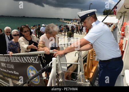 Juanita Segovia, Sponsor der Coast Guard Cutter Heriberto Hernandez, Bretter die Hernandez kurz nach bei Coast Guard Sektor San Juan, Puerto Rico, 16. Okt. 2015 in Betrieb genommen. Segovia war Heriberto Hernandez's Mutter. (U.S. Coast Guard Foto von Petty Officer 2. Klasse Jon-Paul Rios) Stockfoto