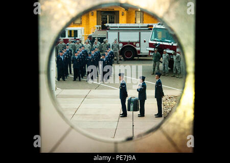 Cannon Feuerwehrmänner auf der 27 Special Operations Tiefbau Geschwader zugewiesen erwarten die Hebung der Flagge zur Hälfte - Mitarbeiter während einer Zeremonie an die gefallene Feuerwehrmänner Okt. 4, 2015 eingeweiht, an der Kanone Air Force Base, NM. Die Zeremonie wurde in der Befolgung der Glocken in ganz Amerika, ein Tag zu würdigen, Kolleginnen und Feuerwehrleute, die ihr Leben in den Dienst anderer gab gewidmet. (U.S. Air Force Foto/Tech. Sgt. Manuel J. Martinez) Stockfoto