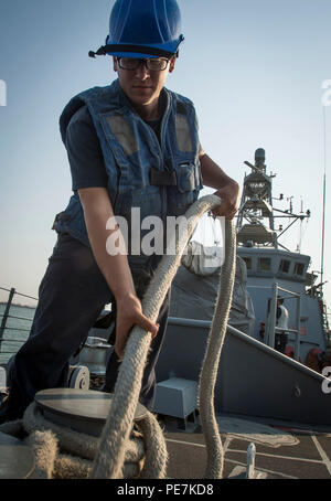 ARABIAN GULF (Okt. 2010) 3, 2015) U.S. Navy Gunner Mate 3. Klasse John Chandler, den Cyclone zugeordnet - class Patrol Schiff USS Thunderbolt (PC 12), neigt, eine Leine, wie das Schiff unterwegs erhält, die in der Übung Torwart zu beteiligen. Übung Torwart ist ein Besuch, Board, Suche, und Beschlagnahme (VBSS) orientierte Ausbildung, bestehend aus einem kombinierten maritime Kraft bereit, eine regionale Initiative zur ökologischen und humanitären Krisen in den USA 5 Flotte Bereich der Aktivitäten zu unterstützen. 5. US-Flotte ergänzt die Terrorismusbekämpfung Aktivitäten regionaler Marine und Küstenwache durch Übungen, Schulungen und Stockfoto