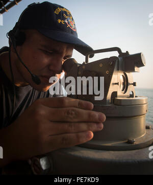 ARABIAN GULF (Okt. 2010) 3, 2015) U.S. Navy Quartermaster Seaman Cruz Garza, der Cyclone zugeordnet - class Patrol Schiff USS Thunderbolt (PC 12), benutzt eine alidade zu helfen, das Schiff durch den Persischen Golf Navigieren während der Übung Torwart. Übung Torwart ist ein Besuch, Board, Suche, und Beschlagnahme (VBSS)-orientierte Ausbildung, bestehend aus einem kombinierten maritime Kraft bereit, eine regionale Initiative zur ökologischen und humanitären Krisen in den USA 5 Flotte Bereich der Aktivitäten zu unterstützen. 5. US-Flotte ergänzt die Terrorismusbekämpfung Aktivitäten regionaler Marine und Küstenwache durch Übungen, Training, Stockfoto