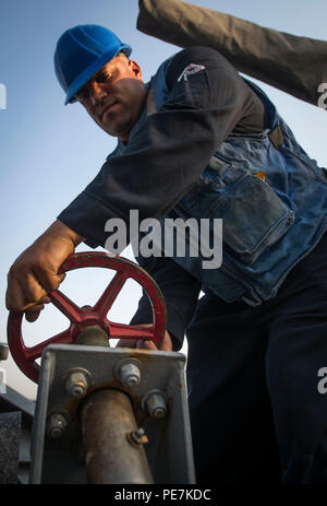 ARABIAN GULF (Okt. 2010) 3, 2015) Chief Electrician's Mate Arnaldo Colon, zu den Cyclone zugeordnet - class Patrol Schiff USS Thunderbolt (PC 12), stellen eine Bremse auf dem Schiff Anker Kette, wie das Schiff in Gang kommt, die in der Übung Torwart zu beteiligen. Übung Torwart ist ein Besuch, Board, Suche, und Beschlagnahme (VBSS)-orientierte Ausbildung, bestehend aus einem kombinierten maritime Kraft bereit, eine regionale Initiative zur ökologischen und humanitären Krisen in den USA 5 Flotte Bereich der Aktivitäten zu unterstützen. 5. US-Flotte ergänzt die Terrorismusbekämpfung Aktivitäten regionaler Marine und Küstenwache durch Übungen, t Stockfoto