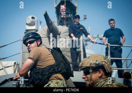 ARABIAN GULF (Okt. 2010) 4, 2015) der U.S. Coast Guard Chief Maritime Durchsetzung Spezialist Matt Peeples, zu patrouillieren Kräfte Südwesten Asien Maritime Engagement Team zugewiesen, bereitet seine Mannschaft für eine honahle Rumpf Schlauchboot (Rhib) starten Sie aus dem Cyclone-class Patrol Schiff USS Thunderbolt (PC 12) während der Übung Torwart 2015. Übung Torwart ist ein Vbss orientierte Ausbildung, bestehend aus einem kombinierten maritime Kraft bereit, eine regionale Initiative zur ökologischen und humanitären Krisen in den USA 5 Flotte Bereich der Aktivitäten zu unterstützen. Die USA 5 Flotte ergänzt die Anti-terror-Aktivitäten der Regio Stockfoto