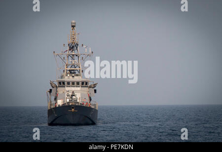 ARABIAN GULF (Okt. 2010) 7, 2015) Die Cyclone-class Patrol Schiff USS Thunderbolt (PC 12) Transite über den Arabischen Golf, wie die Mannschaft, die in der Übung Torwart 2015 teilnimmt. Übung Torwart ist ein Besuch, Board, Suche, und Beschlagnahme (VBSS) orientierte Ausbildung, bestehend aus einem kombinierten maritime Kraft bereit, eine regionale Initiative zur ökologischen und humanitären Krisen in den USA 5 Flotte Bereich der Aktivitäten zu unterstützen. 5 Flotte ergänzt die Terrorismusbekämpfung Aktivitäten regionaler Marine und Küstenwache durch Übungen, Schulungen und koordiniert. (U.S. Marine Foto von Massenkommunikation S Stockfoto