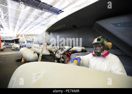 151019-N-TE 278-017 GEWÄSSER SÜDLICH VON JAPAN (23. 19, 2015) der Luftverkehr strukturellen Mechaniker 2. Klasse Folasade Ogunsakin, von Columbus, Ohio, führt die Instandhaltung auf eine Brennstoffzelle eines F/A-18F Super Hornet aus dem 'Diamondbacks" von Strike Fighter Squadron (VFA) 102 im Hangar Bucht der US Navy ist nur Vorwärts - bereitgestellt Flugzeugträger USS Ronald Reagan (CVN 76). Ronald Reagan und seine eingeschifft Air Wing, Carrier Air Wing (Cvw) 5, eine Bekämpfung bereit, Kraft, schützt und verteidigt die kollektive maritime Interessen der USA und ihrer Verbündeten und Partnern in der Indo-Asia-Pazifik-Region. (U.S. Stockfoto