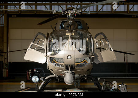 U.S. Army UH-72A Lakota Hubschrauber von 1-150 die New-jersey Army National Guard th Assault Helicopter Bataillon im Army Aviation Support Facility, Joint Base Mc Guire-Dix - Lakehurst, New Jersey, Okt. 19, 2015. (U.S. Air National Guard Foto von Tech. Sgt. Matt Hecht/Freigegeben) Stockfoto