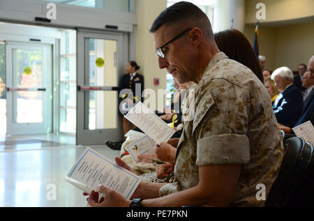 151020-N-DV 968-146 Brig. Gen. Robert Castellvi, Stellvertretender Kommandierender General, II Marine Expeditionary Force durchsucht das Programm für die Eröffnung des "Austin's Spielzimmer" an der Naval Hospital Camp Lejeune, Okt. 20. Dies markiert den 32." Austin's Spielzimmer "Begabte aus dem Mario Lemieux Stiftung und der dritte in einer militärischen Gesundheitssystem Standort platziert werden. (U.S. Marine foto Hospital Corpsman William Cagle/Freigegeben) Stockfoto