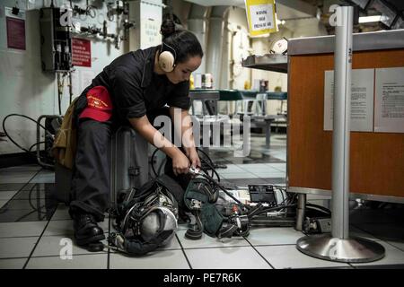 151019-N-IN 729-056 GEWÄSSER SÜDLICH VON JAPAN (23. 19, 2015) Schäden Controlman Feuerwehrmann Julie Sesmas, in Menifee, Kalifornien, füllt ein umluftunabhängiges Atemschutzgerät Tanks auf dem vorwärts Chaos Decks der US Navy ist nur Vorwärts - bereitgestellt Flugzeugträger USS Ronald Reagan (CVN 76). Ronald Reagan und seine eingeschifft Air Wing, Carrier Air Wing (Cvw) 5, eine Bekämpfung bereit, Kraft, schützt und verteidigt die kollektive maritime Interessen der USA und ihrer Verbündeten und Partnern in der Indo-Asia-Pazifik-Region. (U.S. Marine Foto von Mass Communication Specialist 3. Klasse Ryan McFarlane/Freigegeben) Stockfoto