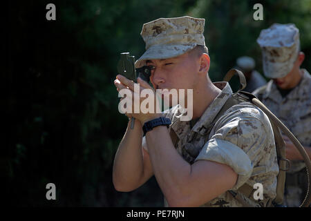 Pfc. Douglas Meistern, ein Mörser Mann mit 2Nd Battalion, 14th Marine Regiment, kalibriert sein Kompass durch das Lesen einer vorbestimmten Azimut, bevor ein Land navigation Kurs in Vorbereitung für den Scout Sniper platoon Screener, Okt. 14, 2015 in Camp Lejeune, N.C. Mehr als 15 Marines mit dem Bataillon im Kurs selbst für den Scout Sniper platoon Screener vorzubereiten. (U.S. Marine Corps Foto von Cpl. Alexander Mitchell/freigegeben) Stockfoto