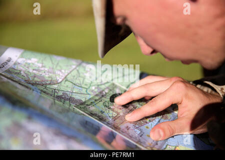 Pfc. Douglas Meistern, ein Mörser Mann mit 2Nd Battalion, 14th Marine Regiment, prüft seine Karte mit einem Winkelmesser während ein Land navigation Kurs in Vorbereitung für den Scout Sniper platoon Screener, Okt. 14, 2015 in Camp Lejeune, N.C. Mehr als 15 Marines mit dem Bataillon im Kurs selbst für den Scout Sniper platoon Screener vorzubereiten. (U.S. Marine Corps Foto von Cpl. Alexander Mitchell/freigegeben) Stockfoto