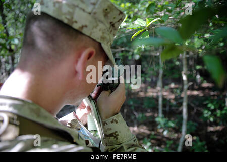 Pfc. Douglas Meistern, ein Mörser Mann mit 2Nd Battalion, 14th Marine Regiment, überprüft den Azimut auf seinen Kompass in die richtige Richtung während ein Land navigation Kurs zur Vorbereitung auf die Scout Sniper platoon Screener zeigen, Okt. 14, 2015 in Camp Lejeune, N.C. Mehr als 15 Marines mit dem Bataillon im Kurs selbst für den Scout Sniper platoon Screener vorzubereiten. (U.S. Marine Corps Foto von Cpl. Alexander Mitchell/freigegeben) Stockfoto