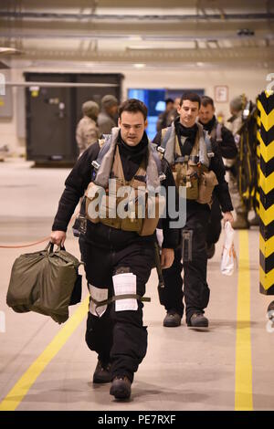 United States Air National Guard Kapitän Andrew Armey und 1 Lt Johnathan Pavan, sowohl 194th Fighter Squadron Piloten, Schritt auf dem Weg zum Flugzeug in 5 Flügel Goose Bay, Kanada Okt. 20, 2015 Während wachsam Schild 16 eingesetzt. Oktober 15.-26, 2015, ca. 700 Mitglieder aus der Kanadischen Streitkräfte, der United States Air Force, US Navy und der United States Air National Guard sind Bereitstellung in Iqaluit, Nunavut, und 5 Flügel Goose Bay, Neufundland, Labrador für Übung Wachsam 16. (US Air National Guard Foto von Senior Master Sgt. Chris Drudge/freigegeben) Stockfoto