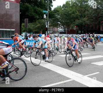 Meteorologen von der Virginia Air National Guard, 192Nd Fighter Wing, 200 Wetter Flug, bei Joint Force Headquarters in Sandston, sofern meteorologischen und Planung Unterstützung für die Union Cycliste Internationale Straße Bahnrad-WM in Richmond, Sept. 18-27, 2015. Richmond war die erste US-amerikanische Stadt die UCI Rennen zu Host seit 1986 Wenn es in Colorado Springs. (U.S. Air National Guard Foto von Master Sgt. Carlos J. Claudio/Freigegeben) Stockfoto