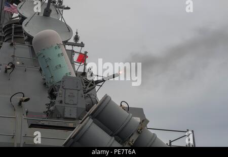 151019-N-OX 430-041 ATLANTIK (Okt. 2010) 19, 2015) Der Arleigh-burke-Klasse geführte Anti-raketen-Zerstörer USS der Sullivans (DDG68) Brände eine Phalanx Close-In Waffen System während einer Oberfläche Brand übung Okt. 19, 2015. Das Sullivans beteiligt sich am Meer Demonstration 15 (ASD 15), ist ein in Großbritannien gehostet, USA - moderierte, multinationalen Demonstration der Koalition integrierte Luft- und Raketenabwehr. (U.S. Marine Foto von Mass Communication Specialist Seaman Daniel Gaither/Freigegeben) Stockfoto