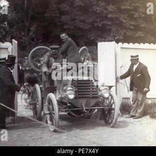 Arrivée de Constant Huret derrière la Panhard de René de Knyff, au Paris-Bordeaux 1899. Stockfoto