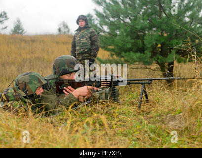 Soldaten mit der Ukrainischen nationalen ziehen Sicherheit Okt. 22, während eine Gruppe live-fire Übung in der Nähe von Yavoriv, Ukraine. Die gardisten geübt bewegten und Abdeckung für ihre Kameraden mit scharfer Munition. Fallschirmjäger von der 173Rd Airborne Brigade sind in der Ukraine In der Ukraine neu gegründete Nationalgarde als Teil von Fearless Wächter, der Zeitplan bis November zum letzten Zug. (U.S. Armee Foto: Staff Sgt. Adriana Diaz-Brown, 10 Drücken Sie Camp Headquarters) Stockfoto