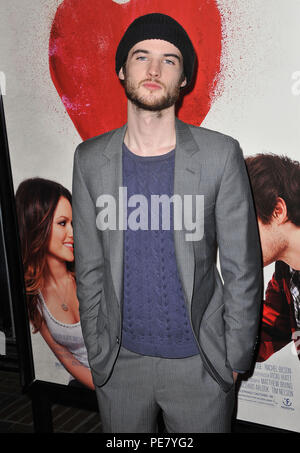 Warten auf Ewig Premiere an der Waldung Theater in Los Angeles. Tom Sturridge Ereignis in Hollywood Leben - Kalifornien, Red Carpet Event, USA, Filmindustrie, Prominente, Fotografie, Kunst, Kultur und Unterhaltung, Topix prominente Mode, Besten, Hollywood Leben, Event in Hollywood Leben - Kalifornien, Roter Teppich und backstage, Film Stars, TV Stars, Prominente, Musik, Bestof, Kunst, Kultur und Unterhaltung, vertikal, eine Person, Fotografie, drei Viertel, 2011 Anfrage tsuni@Gamma-USA.com, Kredit Tsuni/USA, Stockfoto