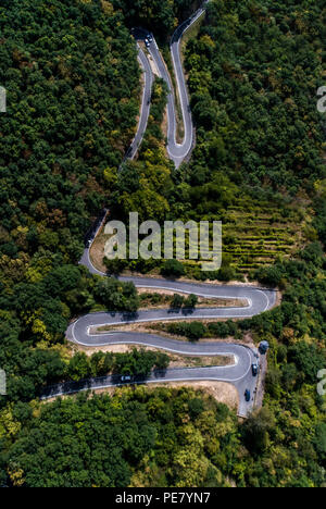 Kurvenreiche Straße Serpentine von einem hohen Berg in der Mosel Ort Brodenbach Deutschland Luftbilder. Stockfoto