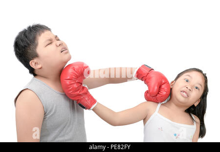 Bruder und Schwester kämpfen mit roten Boxhandschuhen auf weißem Hintergrund. Stockfoto