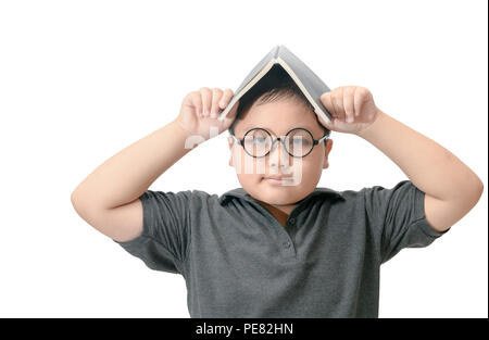 Fat Boy student Holding Buch auf seinen Kopf auf weißem Hintergrund, Bildung isoliert und zurück in die Schule Konzept Stockfoto