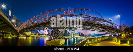 Helix Brücke über den Singapore River mit Marine Bay Sands Hotel, Kunst Science Museum und Wolkenkratzer im Hintergrund.. Stockfoto