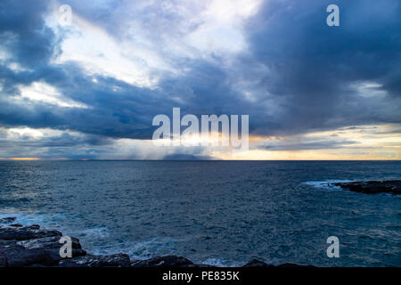 Meereslandschaft mit felsigen Ufer, atlantischen Ozean Wasser, dramatische Wolken mit Regen auf Teneriffa. Stockfoto