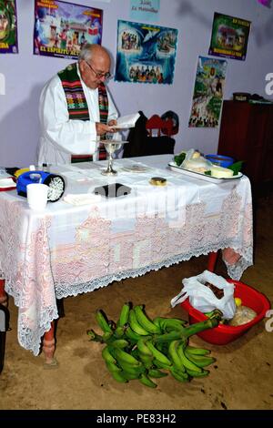 Masse - Angebot - Fiestas Virgen del Carmen in El Carmen DE LA FRONTERA - Ecuador - Grenze. Abteilung von Piura. PERU Stockfoto