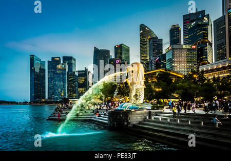 Singapur - Sept. 22, 2017: merlion vor Fullerton Hotel und Wolkenkratzer auf die Marina Bay, Singapore. Stockfoto