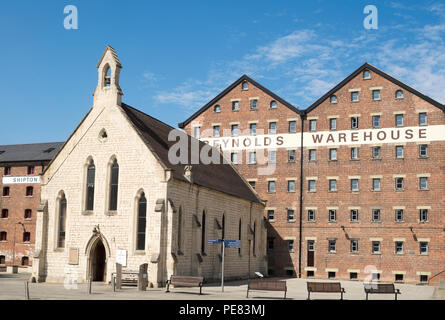 Reynolds doppel Lager- und Mariner's Kapelle von der Victoria Becken gesehen, Gloucester Docks, England, Großbritannien Stockfoto