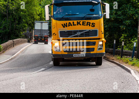 Ein Wanderer Güterkraftverkehr Lkw Überqueren der Brücke über den Fluss an Whatstandwell, Derbyshire. Stockfoto
