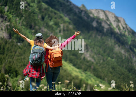 Backpacker Wandern Reise Travel Concept mit Freunden Stockfoto